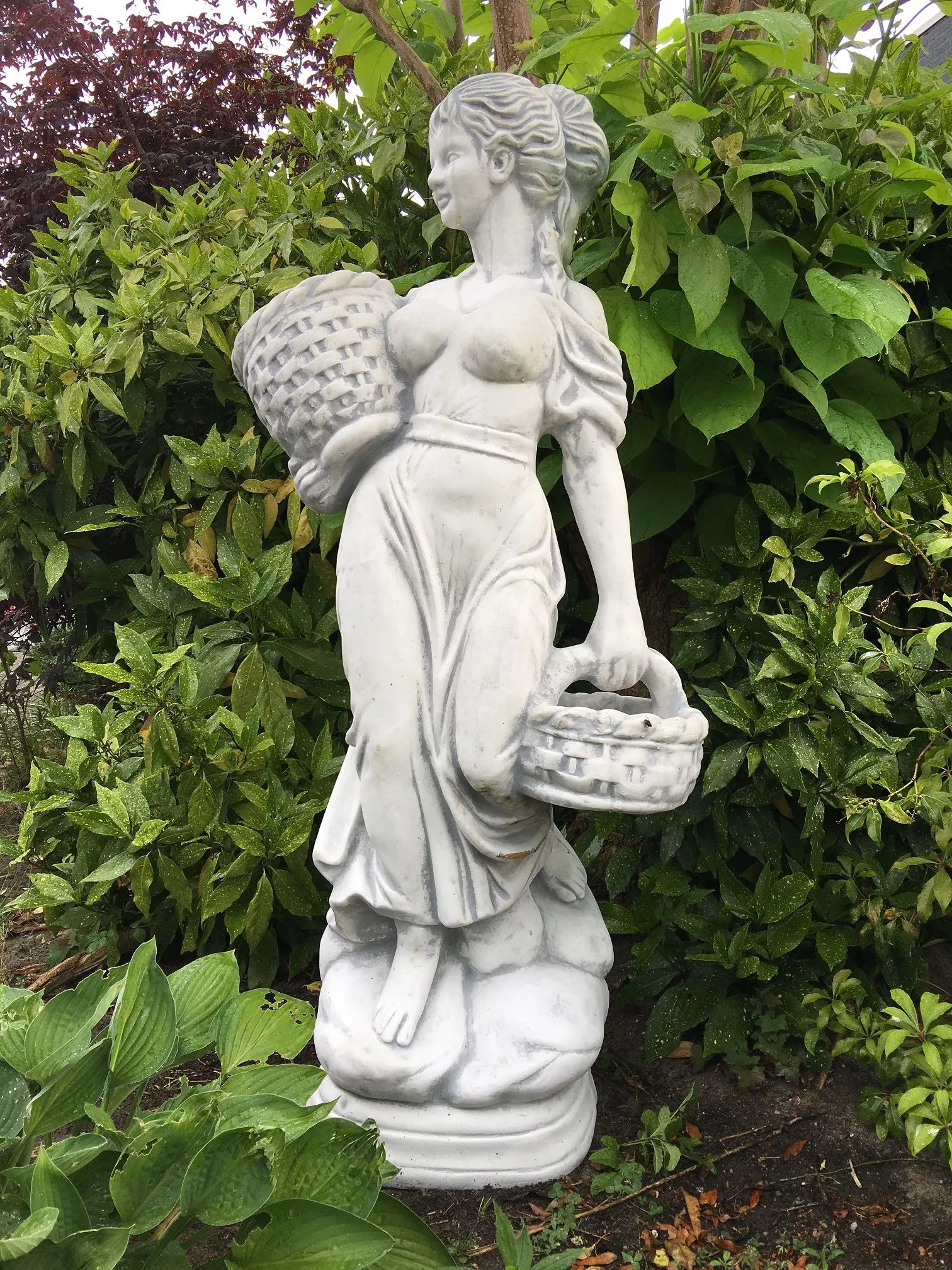 Prachtig stenen beeld van een staande dame met 2 bloemmanden!! - houseandgarden.shop - dé webshop voor decoratie in én om
